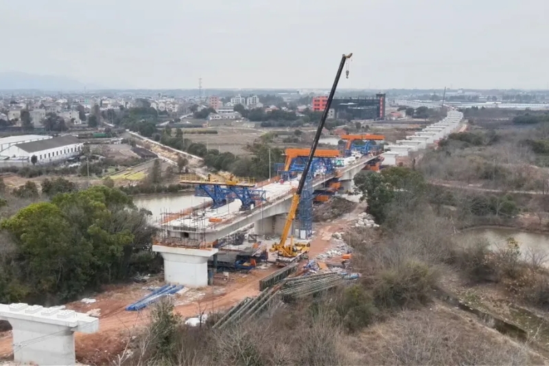 金華鐵路樞紐3標(biāo) 跨清塘水庫特大橋連續(xù)梁全線合龍